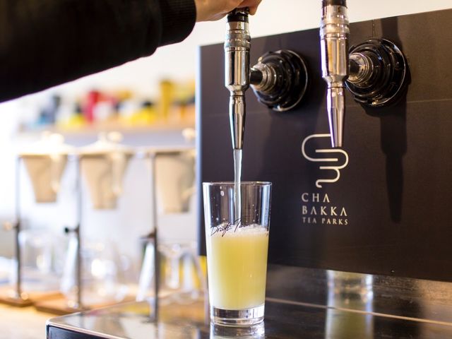 日本初のビールサーバーから直接注ぎ入れる水出し日本茶「ドラフトティー」_CHABAKKA TEA PARKS 熱海店