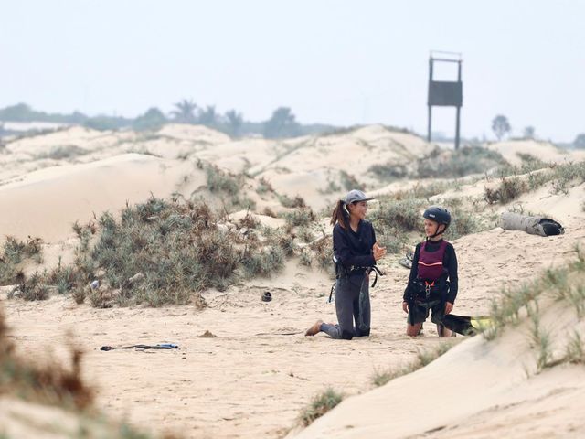 お子様にも(9才から)マンツーマンで安全に教えています。_Sandy feet kitesurfing
