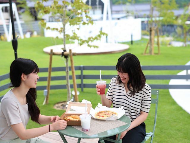 併設の「農園カフェ湯郷」のスイーツをガーデン内でピクニック気分で召し上がってみてください。_湯の華ガーデン