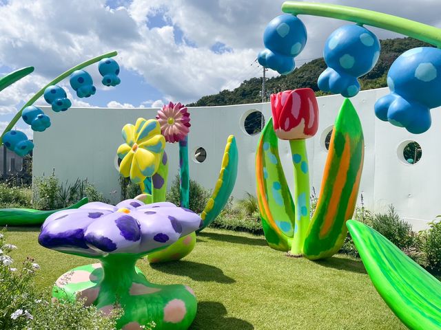 瀬戸内国際芸術祭にも出展の現代アーティスト大宮エリー氏の、触れて楽しめるフラワーオブジェがフォトスポットとして大人気!_湯の華ガーデン
