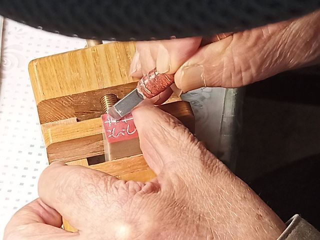 篆刻は石のハンコを彫ることです。_竹田印店