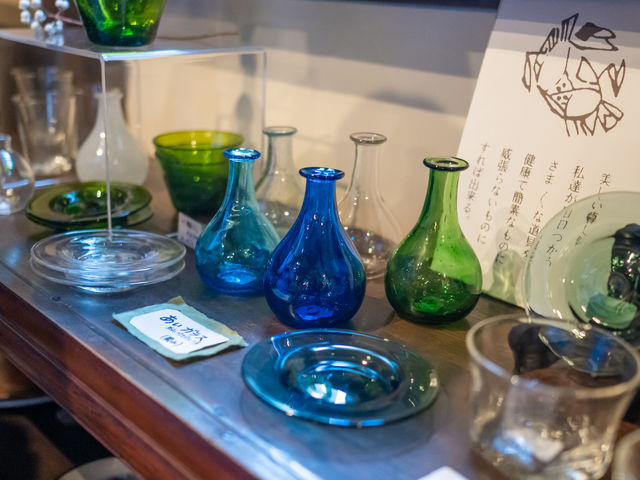 【倉敷/倉敷民芸館】小さな芸術品が揃うガラス細工の店。光を透かし輝くアクセサリーやオブジェが職人の技を物語ります。_Local Treasures(ローカルトレジャーズ)