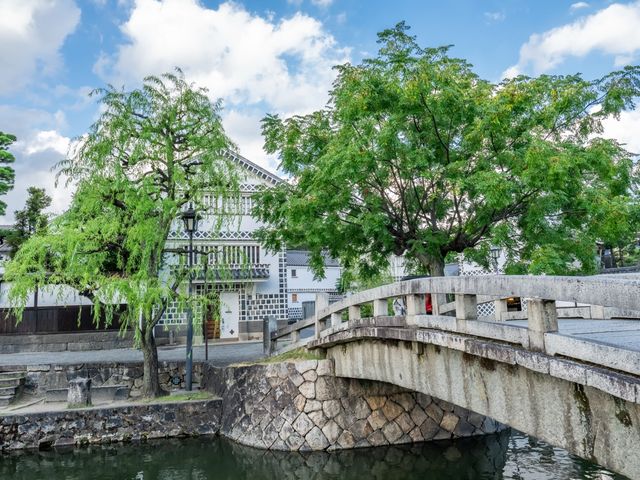 【倉敷美観地区】白壁の蔵屋敷と石畳の道が広がる街並み。江戸時代の面影に心和むひとときを。_Local Treasures(ローカルトレジャーズ)