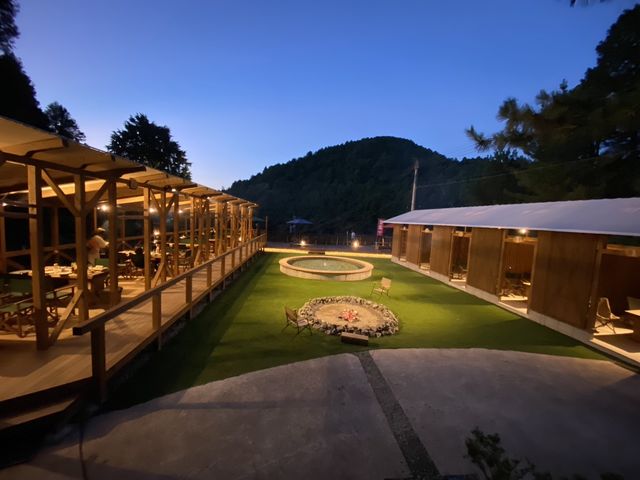 太陽と月の広場【夜】BBQサイト・噴水の池・焚火エリアがあります_ウッドデザインパーク 福岡宮若店