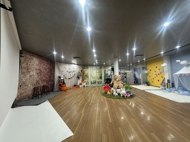 広い店内には6ヶ所のブースを配置しております_セルフ写真館&レンタルスペース フォトラボFun