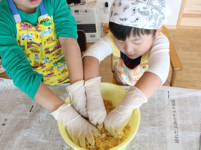 頑張って樽につめよう!!(先生が指導します)_若松味噌醤油店