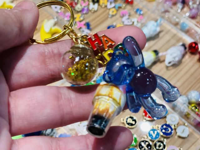 100種類以上のパーツ4個つけて!オリジナルキーホルダー♪_万座毛体験工房