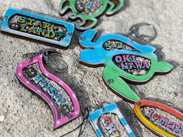 お友達とお揃いの名入れキーホルダー作り!!_万座毛体験工房
