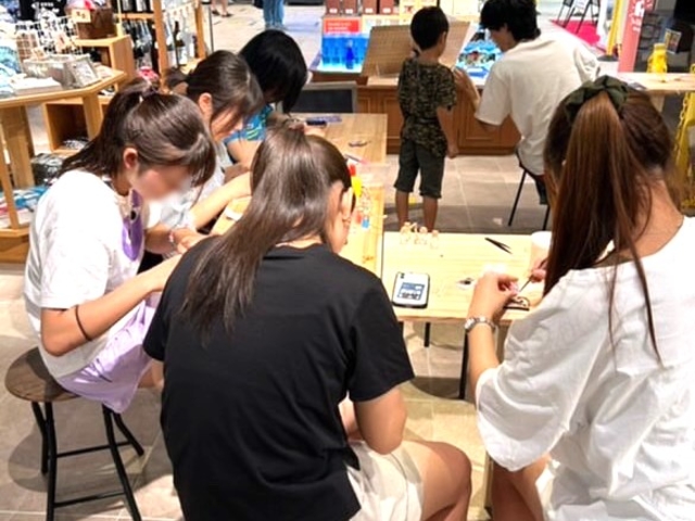 修学旅行の思い出で皆でお揃い!キーホルダー作り!!_万座毛体験工房