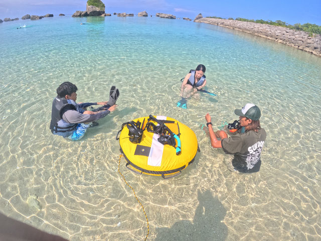 「ガイド付きで初めてでも安心。浅瀬からスタートの優しいシュノーケル。写真無料、3歳からOK」_SUNDOGS