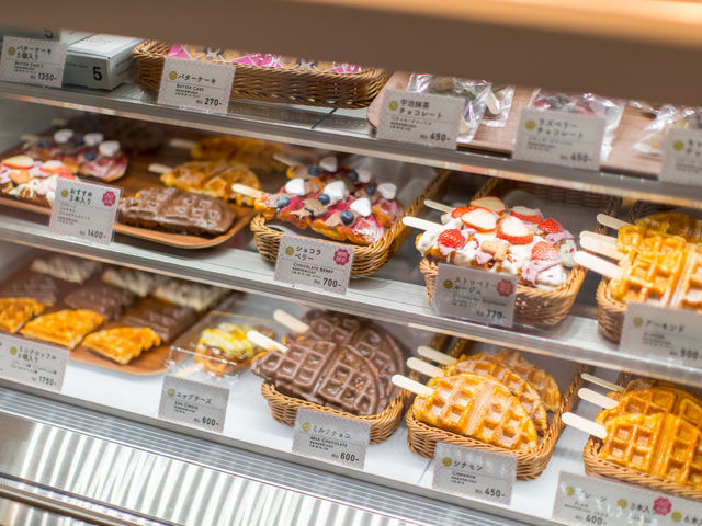クロッフルの他、クッキー、バターケーキ、コーヒー等ドリンクもあり_Wafla 京都店