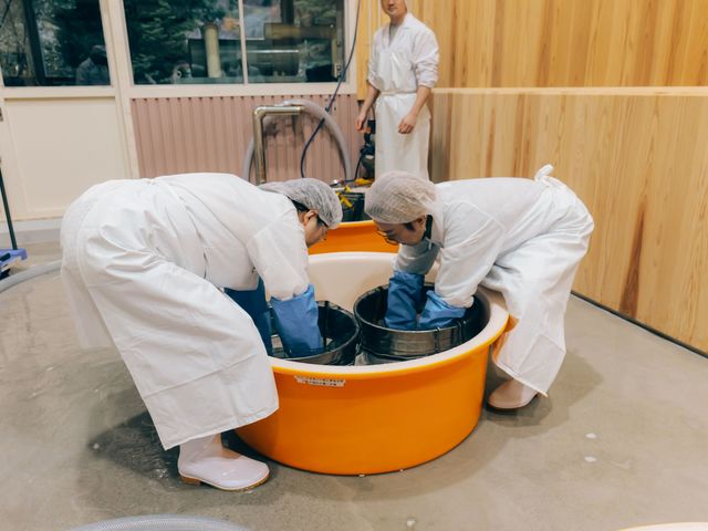 手洗いの洗米作業になります。古峯神社の起こり体験の時の1枚です。_前日光醸造所