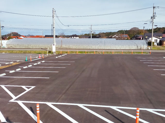 新設されている駐車場へお停めください
お手洗いも同施設にございます
遠回りですが、安全のため、
農園へは交差点の横断歩道よりご来場ください!_あかり農園 南部農場