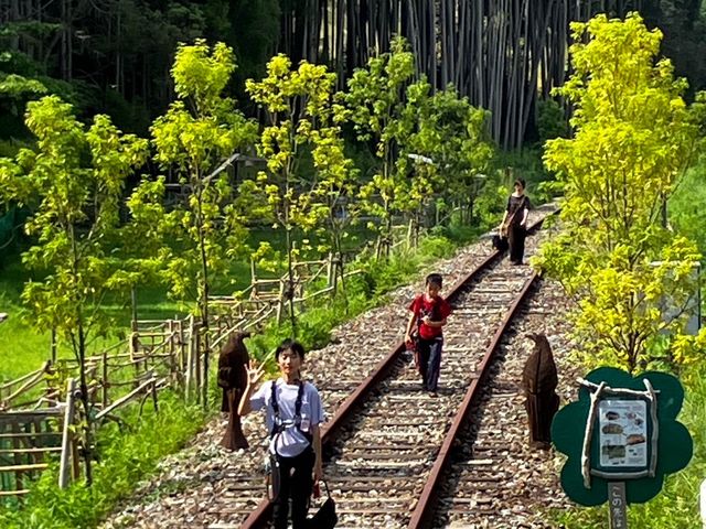 線路のすぐ横にもトイレ完備!_フォレスト鉄道キャンプ場