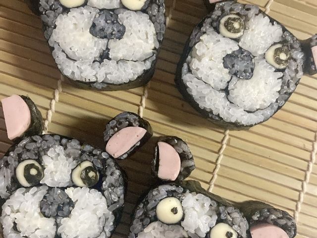 巻きすを使って巻きずしのように作ります☆親しみやすく日本の食文化を楽しんでいただきたいです♪_切っても切ってもおむすびロール工房「はぴむす」