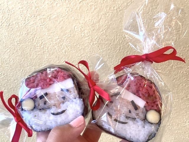 ラッピングするとこんな感じ!!_切っても切ってもおむすびロール工房「はぴむす」