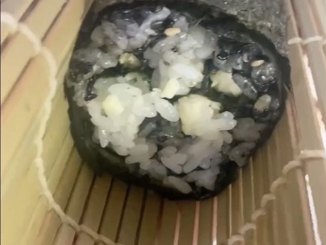 実は、切る前はこんなに長ーい!
_切っても切ってもおむすびロール工房「はぴむす」