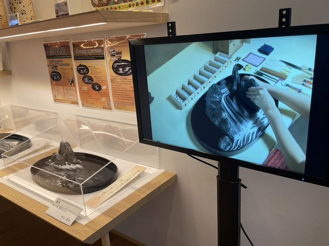 1階では盆石の作品展示があり、歴史や道具の説明などモニターで動画を見ながらイメージできます。_水前寺肥後細川文化発信拠点 湧水亭