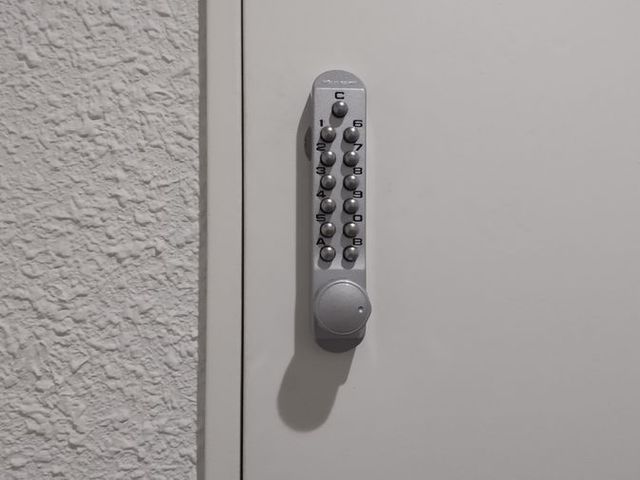 骨盤チェアご予約の方は、予約後にダイヤルキーをお伝えしますので、ロック解除してご入室ください。_sr pilates studio 四谷