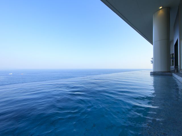魅力は熱海の海や街並みが見渡せる絶景と、それが温泉に入りながら一望できる日本最大級の露天立ち湯です。_オーシャンスパ Fuua