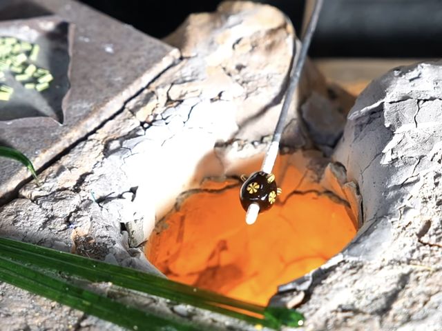 炭火でとんぼ玉を作る体験ができるのは当工房だけ!_工房アオイロとんぼ