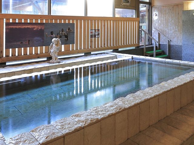 『死海の塩』を使った当館こだわりの死海の塩風呂
無重力のような体験ができます!_富嶽温泉 花の湯