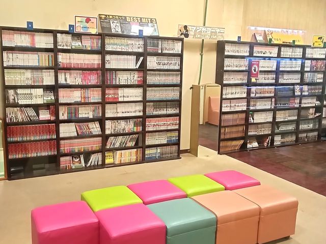 漫画コーナーも充実♪
座ったり、寝っ転がって読めるスペースもございます_富嶽温泉 花の湯