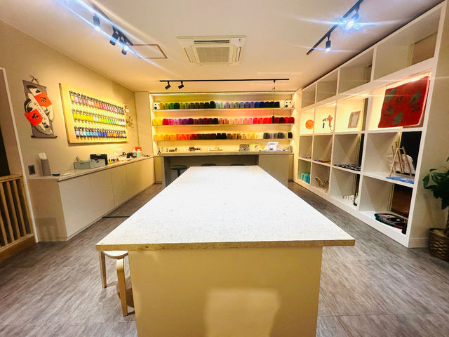 店内
◯新潟で唯一、タフティングやたらしこみアート、プラスターアートが体験できるお店!_artworkstudio sew in