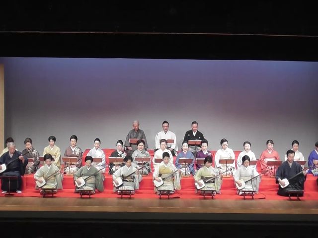 日本橋三越劇場にて。
お弟子さん達の合奏です。_芝媛の小唄・端唄・三味線教室