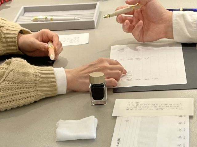 美文字レッスンの先生の指導の様子_STYLE OF LAB