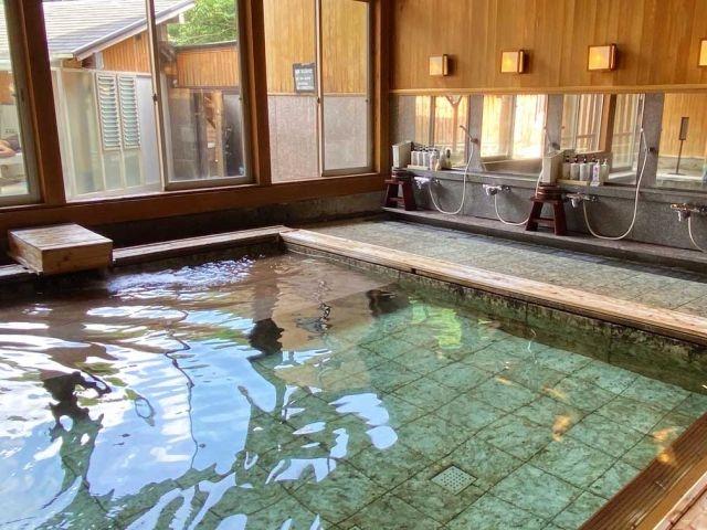 広々とした内風呂_四季の湯温泉