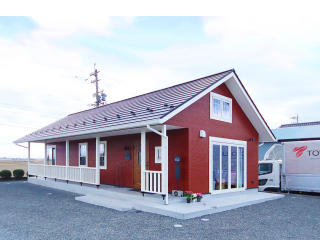 ワインレッドの壁の北欧風建物です。_体験工房kipina