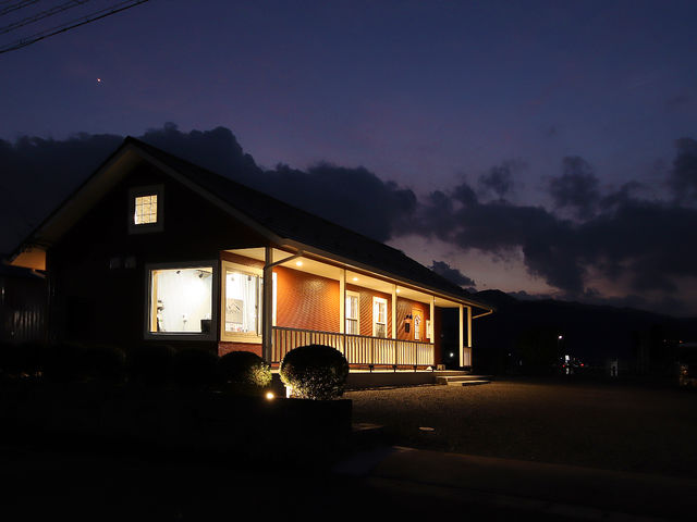 夜も営業します。昼間とは違う雰囲気になります。_体験工房kipina