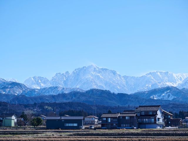 晴れた日は工房から剣岳が美しく見ることができます_アロマセレクト