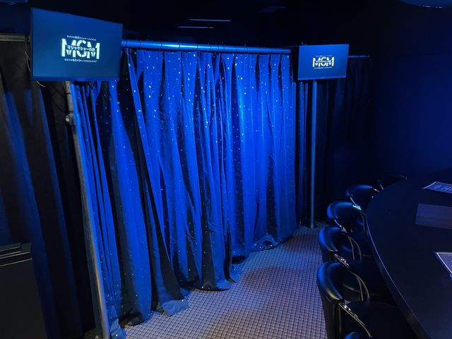 MGMのステージです。超至近距離でマジックショーを楽しめます!_マジックショーのお店MGM