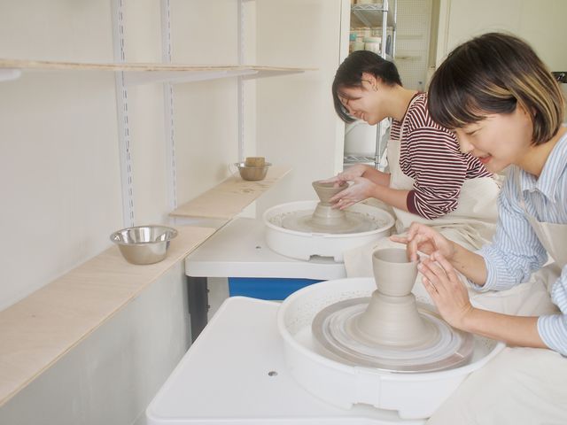 グループやカップルで楽しく体験できます♪_陶芸教室イオ
