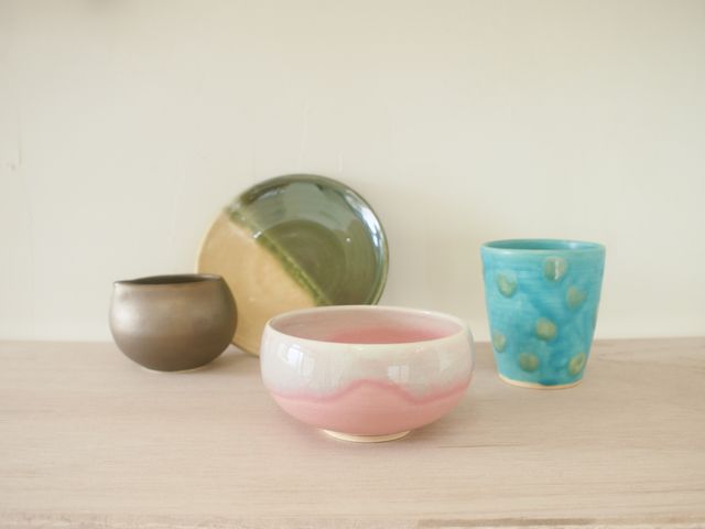 成形した器に、色付け体験もできます!_陶芸教室イオ