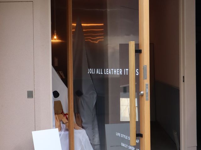 1Fは大きな扉が目印
ついつい覗きたくなる空間です♪_JOLI ALL LEATHER ITEMS