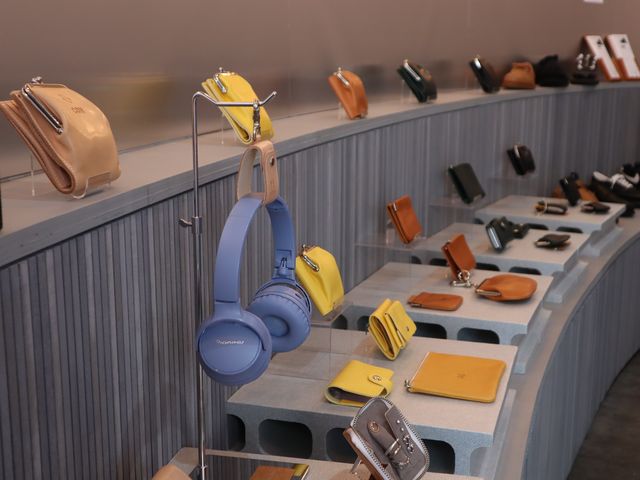 1Fはショールームとなっており、ジョリ製品の一部をご覧いただけます◎_JOLI ALL LEATHER ITEMS