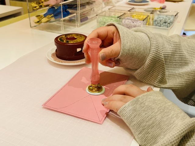 スタンプをキュッと押します_シーリングスタンプ Craft Shop WOODPEPE