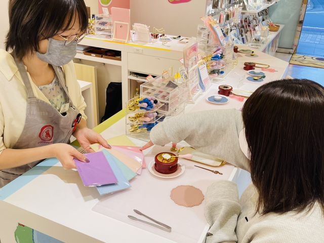 ミニワークショップは講師のレクチャー付き_シーリングスタンプ Craft Shop WOODPEPE