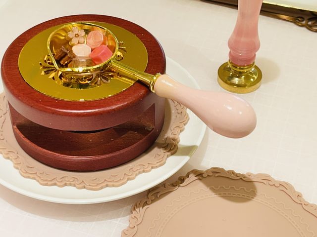 お好きなカラーのワックスをスプーンに入れて_シーリングスタンプ Craft Shop WOODPEPE