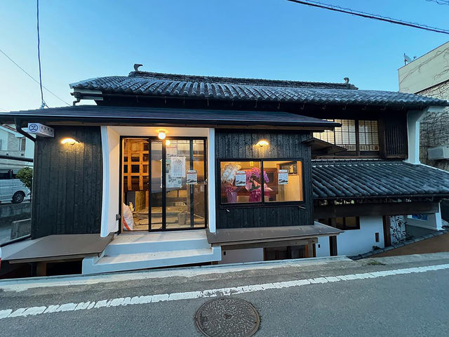 藍染めを行う所の正面_坂東商店guest room 〜藍染めと宿〜