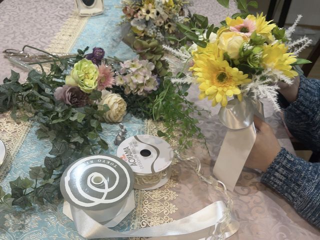 お好きなお花を選んでブーケを制作中です♪_フラワーアレンジメント 華結美