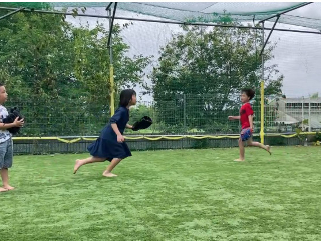 各サイト共通でご利用いただける人工芝ミニグラウンドでは、子供たちが元気に裸足で駆け回ったり、モルック等をして遊ぶことができます。_ガーデンバーベキュー egg