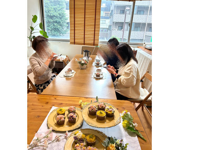 少人数でゆったりご体験していただけるお教室です。レッスン後は講師がお作りした米粉ケーキのご試食もお楽しみくださいませ。是非、癒しのお時間になさってくださいませ。_あんこのお花絞り体験 教室Mari