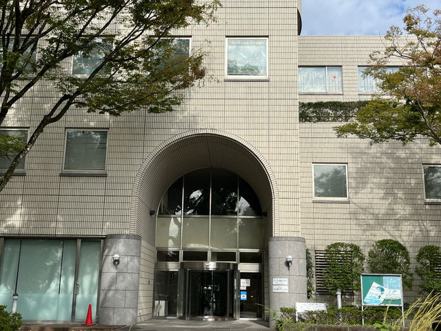 会場、もくせい会館の南側の入口からお入り下さい。入口向かえには大きな公園があります_自力整体教室【静岡・もくせい会館】