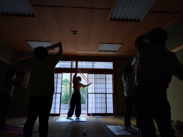 自力整体教室の様子。
自然光の中で目を休め、体をほぐしていきます♪_自力整体教室【静岡・もくせい会館】