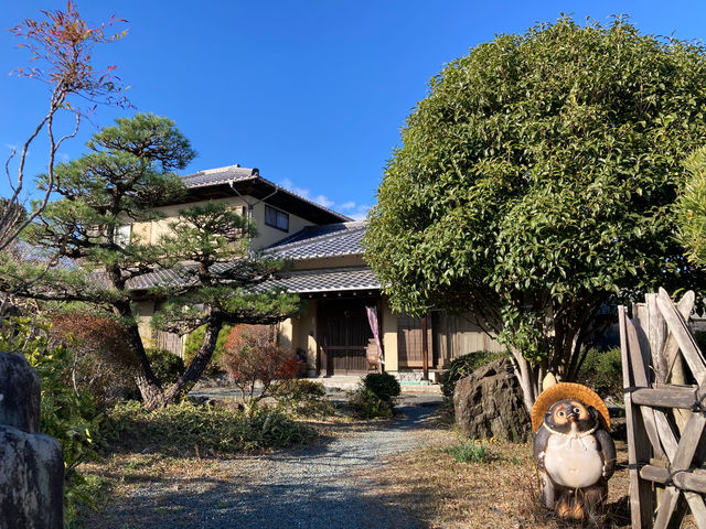 信楽焼のたぬきさんがお出迎え。その奥の日本家屋が会場です。_自力整体教室【焼津・まつのき農園 母屋】