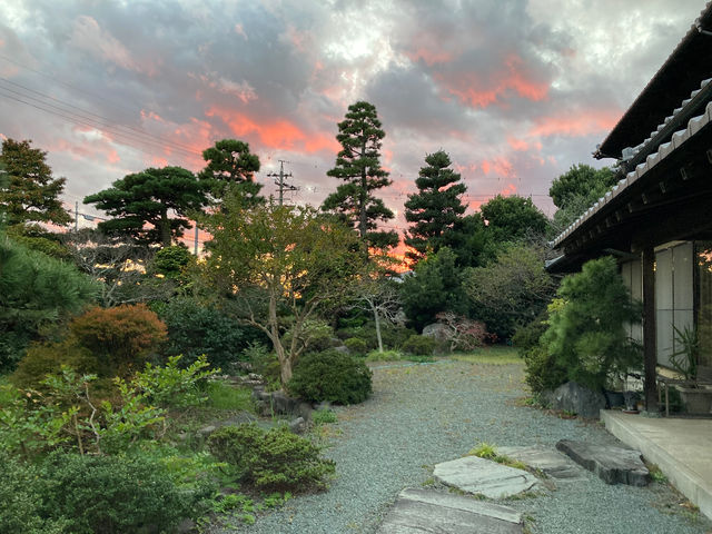 夕焼けの広いお庭_自力整体教室【焼津・まつのき農園 母屋】